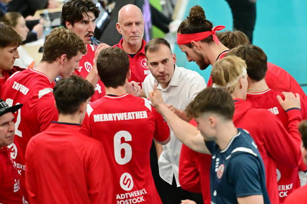 24.10.2026,GER, Volleyball, Männer, 1.BL, Spieltag 2 , Saison 2026 2027, Lüneburg, SVG Lüneburg vs SV Warnemünde Trainer Maurizio Forte (Warnemünde) spricht mit seiner Mannschaft Lüneburg LKH Arena Niedersachsen Deutschland Copyright: xnordphotoxGmbH xWitkex