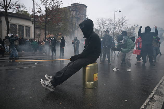 Police intervene in demonstrators amid ongoing protests in Paris PARIS, FRANCE - OCTOBER 24: Police clash with protesters with tear gas during a demonstration amid ongoing social and political tensions in Paris, France, on October 24, 2026. Mouneb Taim Anadolu Paris France. Editorial use only. Please get in touch for any other usage. Copyright: x2026xAnadoluxMounebxTaimx