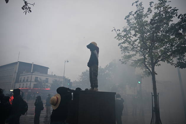 Police intervene in demonstrators amid ongoing protests in Paris PARIS, FRANCE - OCTOBER 24: Police clash with protesters with tear gas during a demonstration amid ongoing social and political tensions in Paris, France, on October 24, 2026. Mouneb Taim Anadolu Paris France. Editorial use only. Please get in touch for any other usage. Copyright: x2026xAnadoluxMounebxTaimx