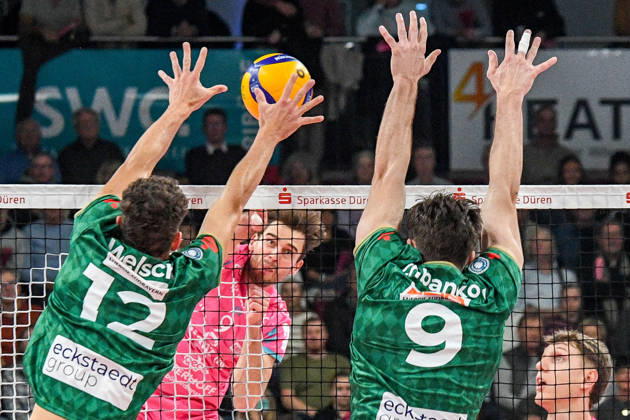 v.li.: Laurenz Welsch (WWK Volleys München, 12), Marcin Ernastowicz (Powervolleys Düren, 9), Alexej Zhbankov (WWK Volleys München, 9) am Netz im Zweikampf, Duell, duel, tackle, Dynamik, Action, Aktion,, 24.10.2026, Düren (Deutschland), Volleyball, 1. Bundesliga Männer, Hauptrunde, SWD Powervolleys Düren - WWK Volleys München
