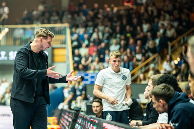 Florian Flabb (Hakro Merlins Crailsheim, Headcoach) im gibt Anweisungen an seine Bank, Gestik, Emotionen, Mimik, GER, Hakro Merlins Crailsheim vs. Eisbaeren Bremerhaven, Basketball, 2 Basketball Bundesliga ProA, Herren, 6. Spieltag, Spielzeit 2026 2027, 24.10.2026 GER, Hakro Merlins Crailsheim vs. Eisbaeren Bremerhaven, Basketball, 2 Basketball Bundesliga ProA, Herren, 6. Spieltag, Spielzeit 2026 2027, 24.10.2026 Ilshofen Copyright: xEibner-Pressefoto ChristianxLangx EP_CLG