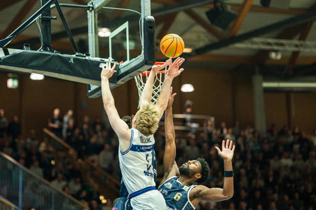 Nico Hoellerl (Hakro Merlins Crailsheim, 05) setzt sich gegen Carlos Deshawn Carter (Eisbaeren Bremerhaven, 06) am Korb durch, GER, Hakro Merlins Crailsheim vs. Eisbaeren Bremerhaven, Basketball, 2 Basketball Bundesliga ProA, Herren, 6. Spieltag, Spielzeit 2026 2027, 24.10.2026 GER, Hakro Merlins Crailsheim vs. Eisbaeren Bremerhaven, Basketball, 2 Basketball Bundesliga ProA, Herren, 6. Spieltag, Spielzeit 2026 2027, 24.10.2026 Ilshofen Copyright: xEibner-Pressefoto ChristianxLangx EP_CLG