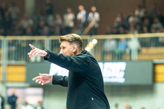 Florian Flabb (Hakro Merlins Crailsheim, Headcoach) gibt Anweisungen, GER, Hakro Merlins Crailsheim vs. Eisbaeren Bremerhaven, Basketball, 2 Basketball Bundesliga ProA, Herren, 6. Spieltag, Spielzeit 2026 2027, 24.10.2026 GER, Hakro Merlins Crailsheim vs. Eisbaeren Bremerhaven, Basketball, 2 Basketball Bundesliga ProA, Herren, 6. Spieltag, Spielzeit 2026 2027, 24.10.2026 Ilshofen Copyright: xEibner-Pressefoto ChristianxLangx EP_CLG