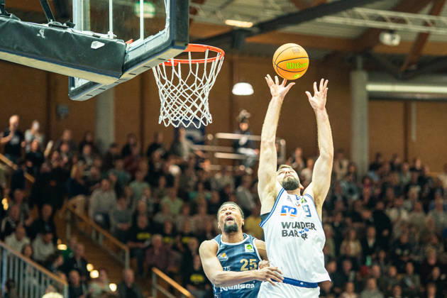 Hendrik Helge Drescher (Hakro Merlins Crailsheim, 09) setzt sich gegen Jeremiah Oden (Eisbaeren Bremerhaven, 25) durch, GER, Hakro Merlins Crailsheim vs. Eisbaeren Bremerhaven, Basketball, 2 Basketball Bundesliga ProA, Herren, 6. Spieltag, Spielzeit 2026 2027, 24.10.2026 GER, Hakro Merlins Crailsheim vs. Eisbaeren Bremerhaven, Basketball, 2 Basketball Bundesliga ProA, Herren, 6. Spieltag, Spielzeit 2026 2027, 24.10.2026 Ilshofen Copyright: xEibner-Pressefoto ChristianxLangx EP_CLG