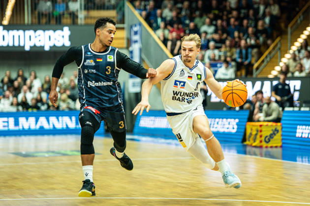 Lucas Mayer (Hakro Merlins Crailsheim, 08) im Duell mit Garai Zeeb (Eisbaeren Bremerhaven, 03), GER, Hakro Merlins Crailsheim vs. Eisbaeren Bremerhaven, Basketball, 2 Basketball Bundesliga ProA, Herren, 6. Spieltag, Spielzeit 2026 2027, 24.10.2026 GER, Hakro Merlins Crailsheim vs. Eisbaeren Bremerhaven, Basketball, 2 Basketball Bundesliga ProA, Herren, 6. Spieltag, Spielzeit 2026 2027, 24.10.2026 Ilshofen Copyright: xEibner-Pressefoto ChristianxLangx EP_CLG