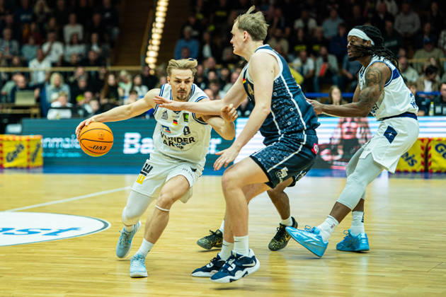 Lucas Mayer (Hakro Merlins Crailsheim, 08) im Duell mit Lukas Stelmokas (Eisbaeren Bremerhaven, 14), GER, Hakro Merlins Crailsheim vs. Eisbaeren Bremerhaven, Basketball, 2 Basketball Bundesliga ProA, Herren, 6. Spieltag, Spielzeit 2026 2027, 24.10.2026 GER, Hakro Merlins Crailsheim vs. Eisbaeren Bremerhaven, Basketball, 2 Basketball Bundesliga ProA, Herren, 6. Spieltag, Spielzeit 2026 2027, 24.10.2026 Ilshofen Copyright: xEibner-Pressefoto ChristianxLangx EP_CLG
