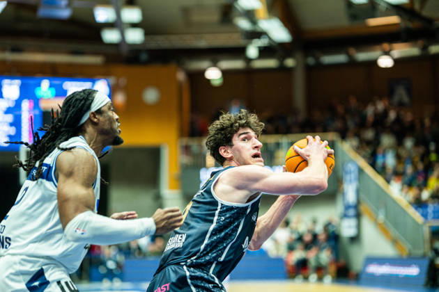 Dominic Parolin (Eisbaeren Bremerhaven, 09) im Duell mit Courtney Alexander (Hakro Merlins Crailsheim, 02), GER, Hakro Merlins Crailsheim vs. Eisbaeren Bremerhaven, Basketball, 2 Basketball Bundesliga ProA, Herren, 6. Spieltag, Spielzeit 2026 2027, 24.10.2026 GER, Hakro Merlins Crailsheim vs. Eisbaeren Bremerhaven, Basketball, 2 Basketball Bundesliga ProA, Herren, 6. Spieltag, Spielzeit 2026 2027, 24.10.2026 Ilshofen Copyright: xEibner-Pressefoto ChristianxLangx EP_CLG