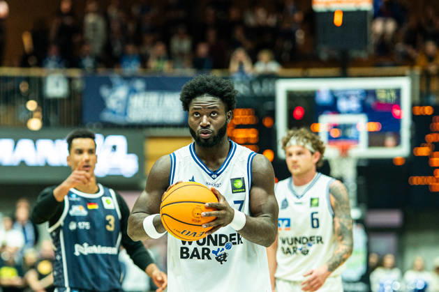 Dylan Addae-Wusu (Hakro Merlins Crailsheim, 07) beim Freiwurf, GER, Hakro Merlins Crailsheim vs. Eisbaeren Bremerhaven, Basketball, 2 Basketball Bundesliga ProA, Herren, 6. Spieltag, Spielzeit 2026 2027, 24.10.2026 GER, Hakro Merlins Crailsheim vs. Eisbaeren Bremerhaven, Basketball, 2 Basketball Bundesliga ProA, Herren, 6. Spieltag, Spielzeit 2026 2027, 24.10.2026 Ilshofen Copyright: xEibner-Pressefoto ChristianxLangx EP_CLG