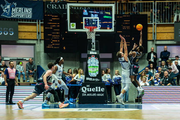 Carlos Deshawn Carter (Eisbaeren Bremerhaven, 06) im Duell mit Hendrik Helge Drescher (Hakro Merlins Crailsheim, 09), GER, Hakro Merlins Crailsheim vs. Eisbaeren Bremerhaven, Basketball, 2 Basketball Bundesliga ProA, Herren, 6. Spieltag, Spielzeit 2026 2027, 24.10.2026 GER, Hakro Merlins Crailsheim vs. Eisbaeren Bremerhaven, Basketball, 2 Basketball Bundesliga ProA, Herren, 6. Spieltag, Spielzeit 2026 2027, 24.10.2026 Ilshofen Copyright: xEibner-Pressefoto ChristianxLangx EP_CLG