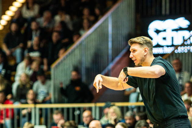 Florian Flabb (Hakro Merlins Crailsheim, Headcoach) gibt Anweisungen, Gestik, Emotionen, Mimik, GER, Hakro Merlins Crailsheim vs. Eisbaeren Bremerhaven, Basketball, 2 Basketball Bundesliga ProA, Herren, 6. Spieltag, Spielzeit 2026 2027, 24.10.2026 GER, Hakro Merlins Crailsheim vs. Eisbaeren Bremerhaven, Basketball, 2 Basketball Bundesliga ProA, Herren, 6. Spieltag, Spielzeit 2026 2027, 24.10.2026 Ilshofen Copyright: xEibner-Pressefoto ChristianxLangx EP_CLG