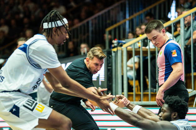 Peyton Kennedy Gerald (Hakro Merlins Crailsheim, 13) und Florian Flabb (Hakro Merlins Crailsheim, Headcoach) helfen Dylan Addae-Wusu (Hakro Merlins Crailsheim, 07) auf, GER, Hakro Merlins Crailsheim vs. Eisbaeren Bremerhaven, Basketball, 2 Basketball Bundesliga ProA, Herren, 6. Spieltag, Spielzeit 2026 2027, 24.10.2026 GER, Hakro Merlins Crailsheim vs. Eisbaeren Bremerhaven, Basketball, 2 Basketball Bundesliga ProA, Herren, 6. Spieltag, Spielzeit 2026 2027, 24.10.2026 Ilshofen Copyright: xEibner-Pressefoto ChristianxLangx EP_CLG