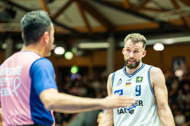 Hendrik Helge Drescher (Hakro Merlins Crailsheim, 09) im Gespraech mit einem der Schiedsrichter, GER, Hakro Merlins Crailsheim vs. Eisbaeren Bremerhaven, Basketball, 2 Basketball Bundesliga ProA, Herren, 6. Spieltag, Spielzeit 2026 2027, 24.10.2026 GER, Hakro Merlins Crailsheim vs. Eisbaeren Bremerhaven, Basketball, 2 Basketball Bundesliga ProA, Herren, 6. Spieltag, Spielzeit 2026 2027, 24.10.2026 Ilshofen Copyright: xEibner-Pressefoto ChristianxLangx EP_CLG