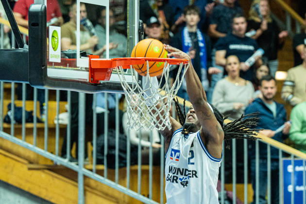 Courtney Alexander (Hakro Merlins Crailsheim, 02) erfolgreich beim Dunk, GER, Hakro Merlins Crailsheim vs. Eisbaeren Bremerhaven, Basketball, 2 Basketball Bundesliga ProA, Herren, 6. Spieltag, Spielzeit 2026 2027, 24.10.2026 GER, Hakro Merlins Crailsheim vs. Eisbaeren Bremerhaven, Basketball, 2 Basketball Bundesliga ProA, Herren, 6. Spieltag, Spielzeit 2026 2027, 24.10.2026 Ilshofen Copyright: xEibner-Pressefoto ChristianxLangx EP_CLG