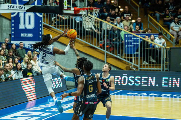 Courtney Alexander (Hakro Merlins Crailsheim, 02) setzt sich gegen mehrere Spieler der Eisbaeren Bremerhaven durch, GER, Hakro Merlins Crailsheim vs. Eisbaeren Bremerhaven, Basketball, 2 Basketball Bundesliga ProA, Herren, 6. Spieltag, Spielzeit 2026 2027, 24.10.2026 GER, Hakro Merlins Crailsheim vs. Eisbaeren Bremerhaven, Basketball, 2 Basketball Bundesliga ProA, Herren, 6. Spieltag, Spielzeit 2026 2027, 24.10.2026 Ilshofen Copyright: xEibner-Pressefoto ChristianxLangx EP_CLG