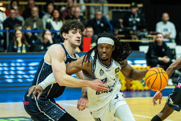 Courtney Alexander (Hakro Merlins Crailsheim, 02) setzt sich gegen Dominic Parolin (Eisbaeren Bremerhaven, 09) durch, GER, Hakro Merlins Crailsheim vs. Eisbaeren Bremerhaven, Basketball, 2 Basketball Bundesliga ProA, Herren, 6. Spieltag, Spielzeit 2026 2027, 24.10.2026 GER, Hakro Merlins Crailsheim vs. Eisbaeren Bremerhaven, Basketball, 2 Basketball Bundesliga ProA, Herren, 6. Spieltag, Spielzeit 2026 2027, 24.10.2026 Ilshofen Copyright: xEibner-Pressefoto ChristianxLangx EP_CLG