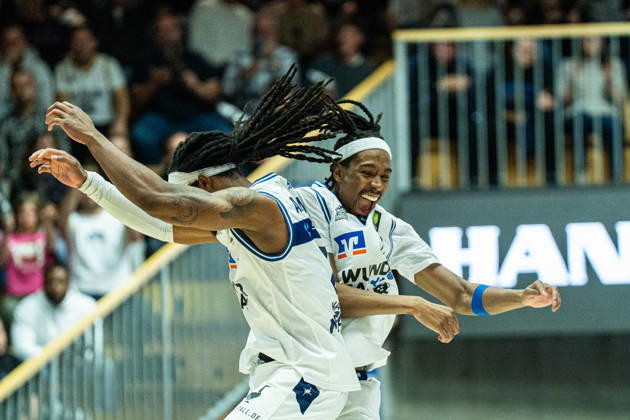 Courtney Alexander (Hakro Merlins Crailsheim, 02) feiert mit Peyton Kennedy Gerald (Hakro Merlins Crailsheim, 13), GER, Hakro Merlins Crailsheim vs. Eisbaeren Bremerhaven, Basketball, 2 Basketball Bundesliga ProA, Herren, 6. Spieltag, Spielzeit 2026 2027, 24.10.2026 GER, Hakro Merlins Crailsheim vs. Eisbaeren Bremerhaven, Basketball, 2 Basketball Bundesliga ProA, Herren, 6. Spieltag, Spielzeit 2026 2027, 24.10.2026 Ilshofen Copyright: xEibner-Pressefoto ChristianxLangx EP_CLG