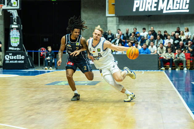 Lucas Mayer (Hakro Merlins Crailsheim, 08) setzt sich gegen Corey McKeithan (Eisbaeren Bremerhaven, 02) durch, GER, Hakro Merlins Crailsheim vs. Eisbaeren Bremerhaven, Basketball, 2 Basketball Bundesliga ProA, Herren, 6. Spieltag, Spielzeit 2026 2027, 24.10.2026 GER, Hakro Merlins Crailsheim vs. Eisbaeren Bremerhaven, Basketball, 2 Basketball Bundesliga ProA, Herren, 6. Spieltag, Spielzeit 2026 2027, 24.10.2026 Ilshofen Copyright: xEibner-Pressefoto ChristianxLangx EP_CLG