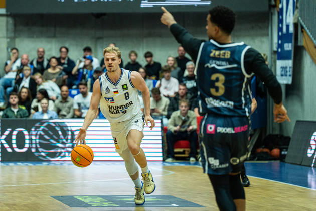 Lucas Mayer (Hakro Merlins Crailsheim, 08) am Ball, im Vordergrund Garai Zeeb (Eisbaeren Bremerhaven, 03), GER, Hakro Merlins Crailsheim vs. Eisbaeren Bremerhaven, Basketball, 2 Basketball Bundesliga ProA, Herren, 6. Spieltag, Spielzeit 2026 2027, 24.10.2026 GER, Hakro Merlins Crailsheim vs. Eisbaeren Bremerhaven, Basketball, 2 Basketball Bundesliga ProA, Herren, 6. Spieltag, Spielzeit 2026 2027, 24.10.2026 Ilshofen Copyright: xEibner-Pressefoto ChristianxLangx EP_CLG