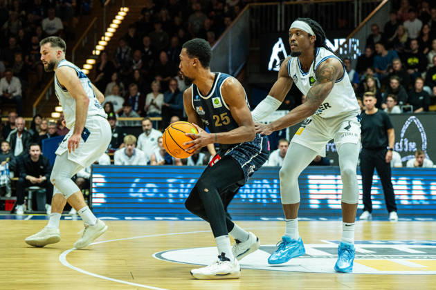 Jeremiah Oden (Eisbaeren Bremerhaven, 25) im Duell mit Courtney Alexander (Hakro Merlins Crailsheim, 02), GER, Hakro Merlins Crailsheim vs. Eisbaeren Bremerhaven, Basketball, 2 Basketball Bundesliga ProA, Herren, 6. Spieltag, Spielzeit 2026 2027, 24.10.2026 GER, Hakro Merlins Crailsheim vs. Eisbaeren Bremerhaven, Basketball, 2 Basketball Bundesliga ProA, Herren, 6. Spieltag, Spielzeit 2026 2027, 24.10.2026 Ilshofen Copyright: xEibner-Pressefoto ChristianxLangx EP_CLG