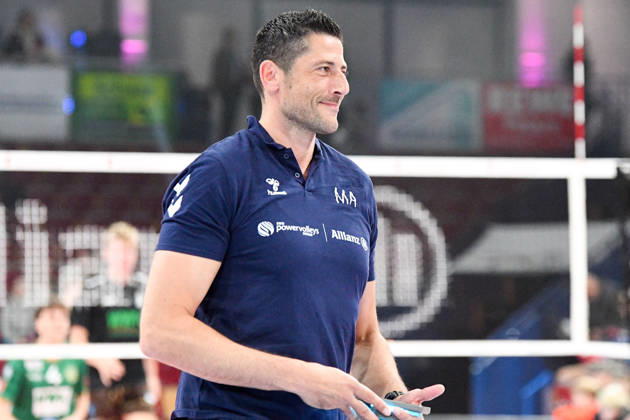 Michael Andrei (Athletiktrainer Powervolleys Düren) lacht, lachen, fröhlich, strahlend, optimistisch, Einzelbild, Aktion, Action, 24.10.2026, Düren (Deutschland), Volleyball, 1. Bundesliga Männer, Hauptrunde, SWD Powervolleys Düren - WWK Volleys München