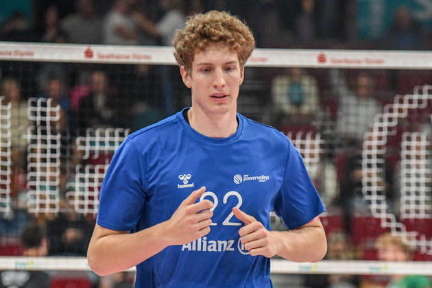 Paul Nusterer (Powervolleys Düreen, 22) beim Aufwärmen, Einzelbild, Aktion, Action, 24.10.2026, Düren (Deutschland), Volleyball, 1. Bundesliga Männer, Hauptrunde, SWD Powervolleys Düren - WWK Volleys München