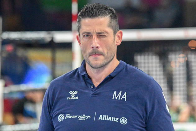 Michael Andrei (Athletiktrainer Powervolleys Düren) kneift ein Auge zu, Einzelbild, Aktion, Action, 24.10.2026, Düren (Deutschland), Volleyball, 1. Bundesliga Männer, Hauptrunde, SWD Powervolleys Düren - WWK Volleys München