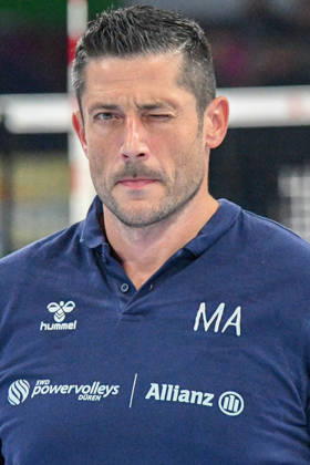 Michael Andrei (Athletiktrainer Powervolleys Düren) kneift ein Auge zu, Einzelbild, Aktion, Action, 24.10.2026, Düren (Deutschland), Volleyball, 1. Bundesliga Männer, Hauptrunde, SWD Powervolleys Düren - WWK Volleys München