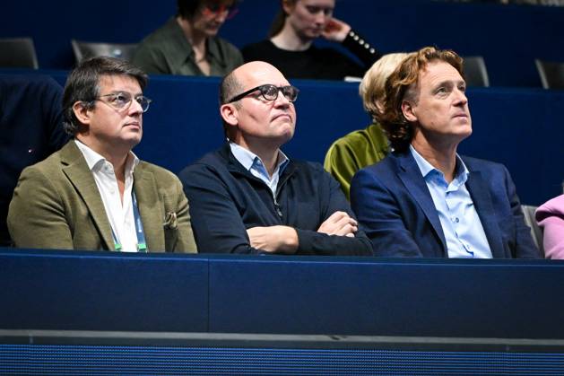 Brussels Mayor Philippe Close (C) and organiser Dick Norman pictured during the semi final of the European Open ATP, Tennis Herren tennis tournament in Brussels, on Saturday 24 October 2026. This year s edition of the tournament is taking place from 17 to 25 October ELIASxROM  x190904302x