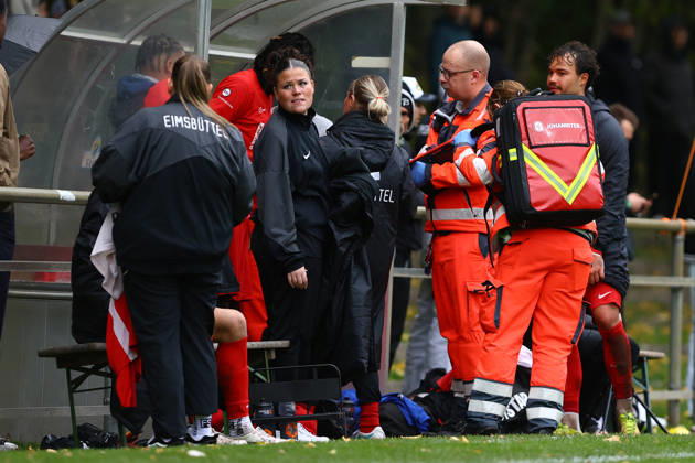 16 Stephan Wemakor (Eimsbütteler TV) musste mit Verdacht auf eine Gehirnerschütterung ins Krankenhaus. Fußball I Herren I Regionalliga Nord I Saison 2026-2027 I 15. Spieltag I Eimsbütteler TV - SSV Jeddeloh II I 24.10.2026 I Sportpark Hinschenfelde