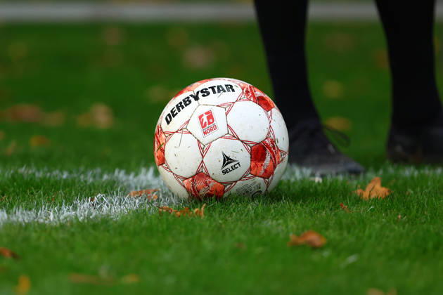 Spielball in der Regionalliga Nord. Fußball I Herren I Regionalliga Nord I Saison 2026-2027 I 15. Spieltag I Eimsbütteler TV - SSV Jeddeloh II I 24.10.2026 I Sportpark Hinschenfelde