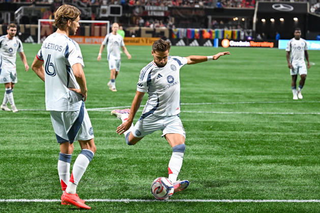ATLANTA, GA - OCTOBER 24: Philip Zinckernagel 11 of Chicago takes a free kick during the MLS, Fussball Herren, USA match between Chicago Fire FC and Atlanta United FC on October 24th, 2026 at Mercedes-Benz Stadium in Atlanta, GA.(Photo by Rich von Biberstein Icon Sportswire) SOCCER: OCT 24 MLS Atlanta United vs Chicago Fire FC EDITORIAL USE ONLY Icon261024007