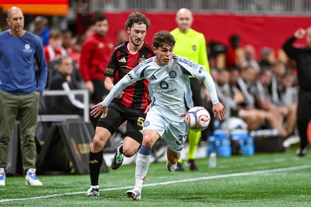 ATLANTA, GA - OCTOBER 24: Noah Allen 32 of Chicago dribbles during the MLS, Fussball Herren, USA match between Chicago Fire FC and Atlanta United FC on October 24th, 2026 at Mercedes-Benz Stadium in Atlanta, GA.(Photo by Rich von Biberstein Icon Sportswire) SOCCER: OCT 24 MLS Atlanta United vs Chicago Fire FC EDITORIAL USE ONLY Icon261024010