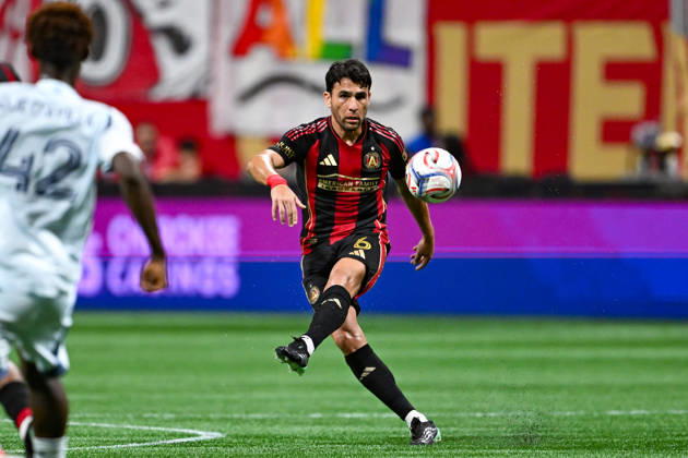ATLANTA, GA - OCTOBER 24: Junior Alonso 6 of Atlanta passes during the MLS, Fussball Herren, USA match between Chicago Fire FC and Atlanta United FC on October 24th, 2026 at Mercedes-Benz Stadium in Atlanta, GA.(Photo by Rich von Biberstein Icon Sportswire) SOCCER: OCT 24 MLS Atlanta United vs Chicago Fire FC EDITORIAL USE ONLY Icon261024011