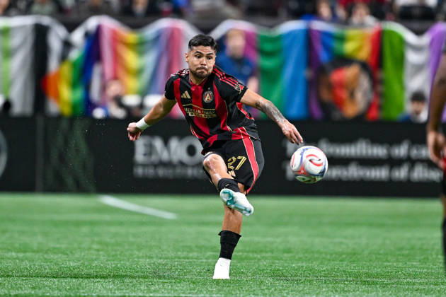 ATLANTA, GA - OCTOBER 24: Paulo Diaz 27 of Atlanta passes during the MLS, Fussball Herren, USA match between Chicago Fire FC and Atlanta United FC on October 24th, 2026 at Mercedes-Benz Stadium in Atlanta, GA.(Photo by Rich von Biberstein Icon Sportswire) SOCCER: OCT 24 MLS Atlanta United vs Chicago Fire FC EDITORIAL USE ONLY Icon261024013