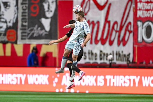 ATLANTA, GA - OCTOBER 24: Jonathan Dean 24 of Chicago heads the ball during the MLS, Fussball Herren, USA match between Chicago Fire FC and Atlanta United FC on October 24th, 2026 at Mercedes-Benz Stadium in Atlanta, GA.(Photo by Rich von Biberstein Icon Sportswire) SOCCER: OCT 24 MLS Atlanta United vs Chicago Fire FC EDITORIAL USE ONLY Icon261024014