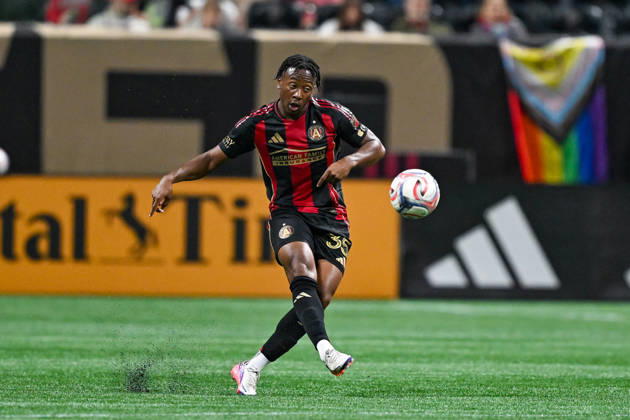 ATLANTA, GA - OCTOBER 24: Jay Fortune 35 of Atlanta passes during the MLS, Fussball Herren, USA match between Chicago Fire FC and Atlanta United FC on October 24th, 2026 at Mercedes-Benz Stadium in Atlanta, GA.(Photo by Rich von Biberstein Icon Sportswire) SOCCER: OCT 24 MLS Atlanta United vs Chicago Fire FC EDITORIAL USE ONLY Icon261024015