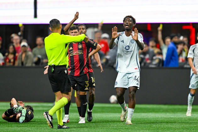 ATLANTA, GA - OCTOBER 24: Dje DÕavilla 42 of Chicago protests a foul call during the MLS, Fussball Herren, USA match between Chicago Fire FC and Atlanta United FC on October 24th, 2026 at Mercedes-Benz Stadium in Atlanta, GA.(Photo by Rich von Biberstein Icon Sportswire) SOCCER: OCT 24 MLS Atlanta United vs Chicago Fire FC EDITORIAL USE ONLY Icon261024016