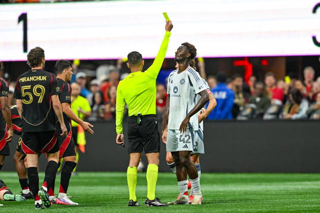 ATLANTA, GA - OCTOBER 24: Dje DÕavilla 42 of Chicago receives a yellow card during the MLS, Fussball Herren, USA match between Chicago Fire FC and Atlanta United FC on October 24th, 2026 at Mercedes-Benz Stadium in Atlanta, GA.(Photo by Rich von Biberstein Icon Sportswire) SOCCER: OCT 24 MLS Atlanta United vs Chicago Fire FC EDITORIAL USE ONLY Icon261024017