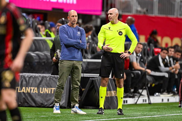 ATLANTA, GA - OCTOBER 24: Chicago head coach Gregg Berhalter talks with the referee during the MLS, Fussball Herren, USA match between Chicago Fire FC and Atlanta United FC on October 24th, 2026 at Mercedes-Benz Stadium in Atlanta, GA.(Photo by Rich von Biberstein Icon Sportswire) SOCCER: OCT 24 MLS Atlanta United vs Chicago Fire FC EDITORIAL USE ONLY Icon261024021