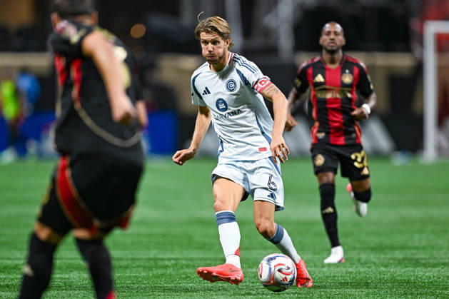 ATLANTA, GA - OCTOBER 24: Anton Saletros 6 of Chicago dribbles during the MLS, Fussball Herren, USA match between Chicago Fire FC and Atlanta United FC on October 24th, 2026 at Mercedes-Benz Stadium in Atlanta, GA.(Photo by Rich von Biberstein Icon Sportswire) SOCCER: OCT 24 MLS Atlanta United vs Chicago Fire FC EDITORIAL USE ONLY Icon261024029