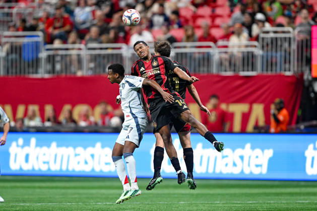 ATLANTA, GA - OCTOBER 24: Mauricio Amaro 14 of Atlanta heads the ball during the MLS, Fussball Herren, USA match between Chicago Fire FC and Atlanta United FC on October 24th, 2026 at Mercedes-Benz Stadium in Atlanta, GA.(Photo by Rich von Biberstein Icon Sportswire) SOCCER: OCT 24 MLS Atlanta United vs Chicago Fire FC EDITORIAL USE ONLY Icon261024034