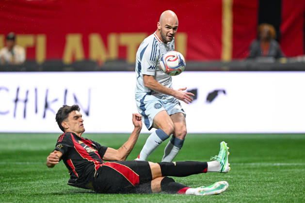 ATLANTA, GA - OCTOBER 24: Andrew Gutman 15 of Chicago crosses the ball during the MLS, Fussball Herren, USA match between Chicago Fire FC and Atlanta United FC on October 24th, 2026 at Mercedes-Benz Stadium in Atlanta, GA.(Photo by Rich von Biberstein Icon Sportswire) SOCCER: OCT 24 MLS Atlanta United vs Chicago Fire FC EDITORIAL USE ONLY Icon261024036
