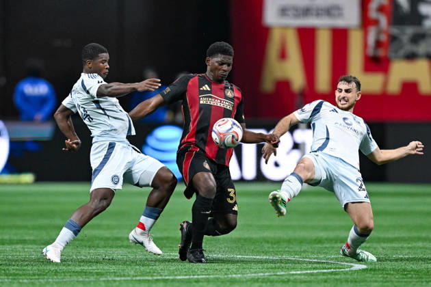 ATLANTA, GA - OCTOBER 24: Breel Embolo 36 of Atlanta settles the ball during the MLS, Fussball Herren, USA match between Chicago Fire FC and Atlanta United FC on October 24th, 2026 at Mercedes-Benz Stadium in Atlanta, GA.(Photo by Rich von Biberstein Icon Sportswire) SOCCER: OCT 24 MLS Atlanta United vs Chicago Fire FC EDITORIAL USE ONLY Icon261024040
