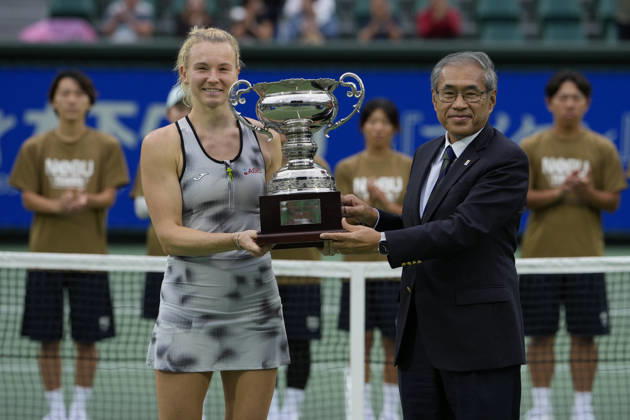WTA, Tennis Damen Kinoshita Group Japan Open - Day 7 Osaka, Japan 25 October 2026 - Katerina Siniakova (CZE) poses with the winners trophy after defeating Ashlyn Krueger (USA) in the Singles Final at the 2026 Kinoshita Group Japan Open Women s tennis tournament taking place at Utsubo Tennis Center, Osaka, Japan. Osaka Japan  Copyright: xOwenxHammondx originalFilename:hammond-2026kino261025_np0sr.jpg