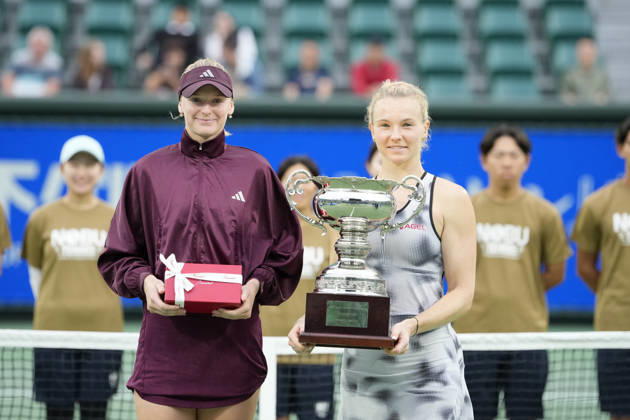 WTA, Tennis Damen Kinoshita Group Japan Open - Day 7 Ashlyn Krueger of the United States, holding the runners-up trophy, and Katerina Siniakova of the Czech Republic, holding the winners trophy, pose together after the Singles Final at the 2026 Kinoshita Group Japan Open Women s tennis tournament at Utsubo Tennis Center in Osaka, Japan, on October 25, 2026. Osaka Japan  Copyright: xOwenxHammondx originalFilename:hammond-2026kino261025_np7gx.jpg