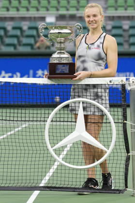 WTA, Tennis Damen Kinoshita Group Japan Open - Day 7 Katerina Siniakova of the Czech Republic poses with the winners trophy after defeating Ashlyn Krueger of the United States in the Singles Final at the 2026 Kinoshita Group Japan Open Women s tennis tournament at Utsubo Tennis Center in Osaka, Japan, on October 25, 2026. Osaka Japan  Copyright: xOwenxHammondx originalFilename:hammond-2026kino261025_npDhn.jpg