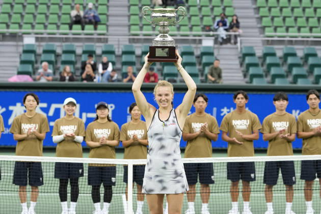 WTA, Tennis Damen Kinoshita Group Japan Open - Day 7 Katerina Siniakova of the Czech Republic poses with the winners trophy after defeating Ashlyn Krueger of the United States in the Singles Final at the 2026 Kinoshita Group Japan Open Women s tennis tournament at Utsubo Tennis Center in Osaka, Japan, on October 25, 2026. Osaka Japan  Copyright: xOwenxHammondx originalFilename:hammond-2026kino261025_npdrY.jpg