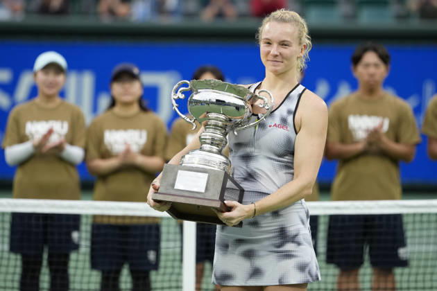 WTA, Tennis Damen Kinoshita Group Japan Open - Day 7 Katerina Siniakova of the Czech Republic poses with the winners trophy after defeating Ashlyn Krueger of the United States in the Singles Final at the 2026 Kinoshita Group Japan Open Women s tennis tournament at Utsubo Tennis Center in Osaka, Japan, on October 25, 2026. Osaka Japan  Copyright: xOwenxHammondx originalFilename:hammond-2026kino261025_npFhv.jpg