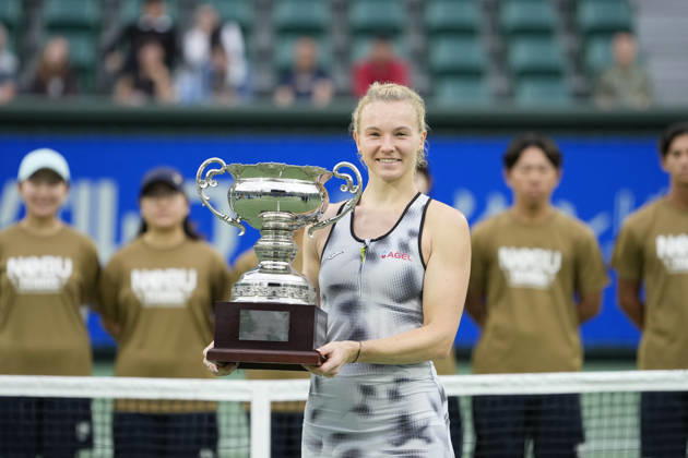 WTA, Tennis Damen Kinoshita Group Japan Open - Day 7 Katerina Siniakova (CZE) poses with the winners trophy after defeating Ashlyn Krueger (USA) in the Singles Final at the 2026 Kinoshita Group Japan Open Women s tennis tournament at Utsubo Tennis Center in Osaka, Japan, on October 25, 2026. Osaka Japan  Copyright: xOwenxHammondx originalFilename:hammond-2026kino261025_npGZE.jpg