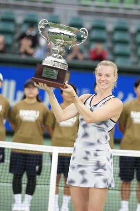 WTA, Tennis Damen Kinoshita Group Japan Open - Day 7 Katerina Siniakova of the Czech Republic poses with the winners trophy after defeating Ashlyn Krueger of the United States in the Singles Final at the 2026 Kinoshita Group Japan Open Women s tennis tournament at Utsubo Tennis Center in Osaka, Japan, on October 25, 2026. Osaka Japan  Copyright: xOwenxHammondx originalFilename:hammond-2026kino261025_npktO.jpg